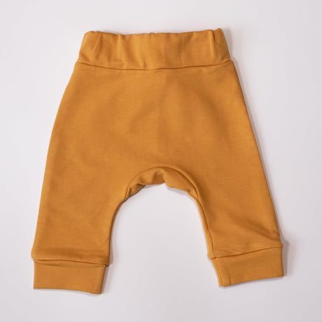 Musztardowe spodenki dresowe niemowlęce Kidealo Basic, bawełniane, wygodny krój, komfort dla delikatnej skóry dziecka.
