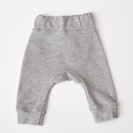 Szare spodenki dresowe Kidealo Basic, idealne spodnie dla niemowlaka, zapewniają komfort i swobodę ruchów.