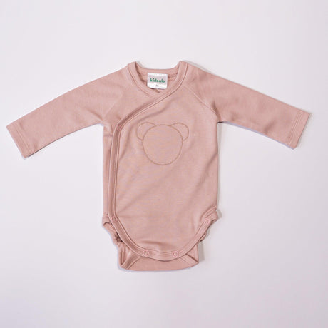 Różowe body kopertowe dla niemowlaka z bawełny, Kidealo Teddy Bear z uroczą aplikacją misia dla komfortu i wygody.