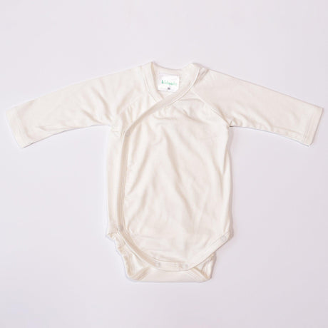 Kidealo Bamboo Ecru body niemowlęce, miękka tkanina bambusowa, kopertowe zapięcie dla wygody dziecka. Idealne do wyprawki.