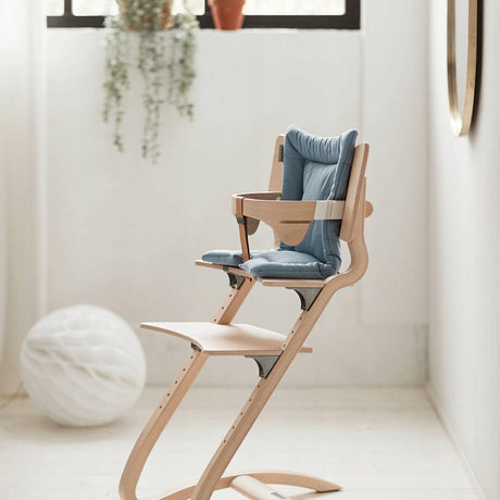 Krzesełko do karmienia Leander Classic™ z regulowanym oparciem, siedziskiem i podnóżkiem, idealne dla nowoczesnych rodziców.