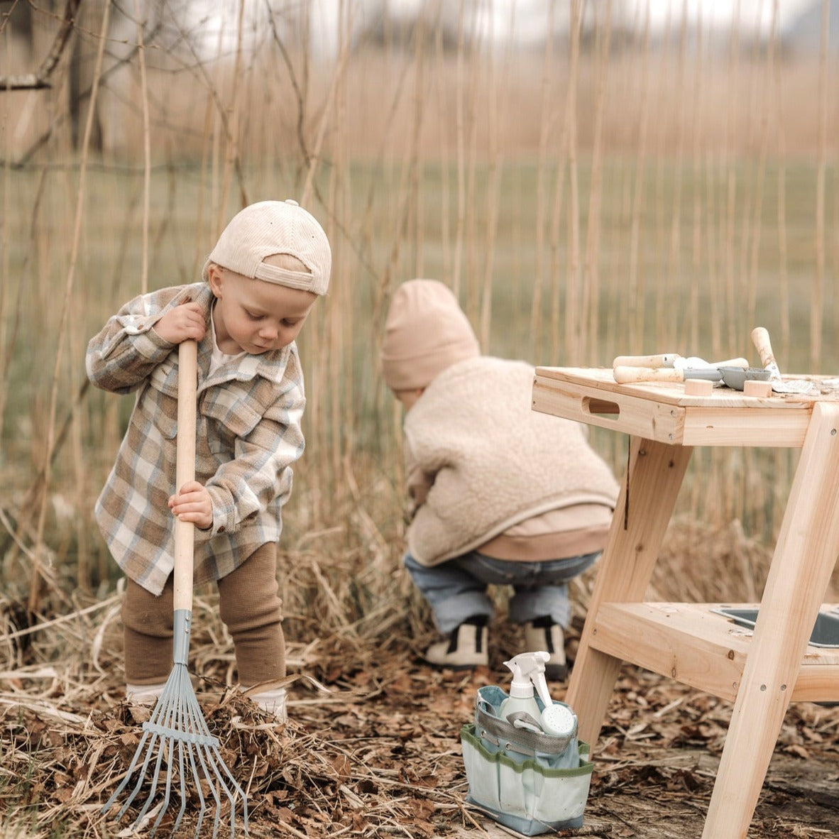 Маленька нога: набір садових інструментів для дітей у синьому