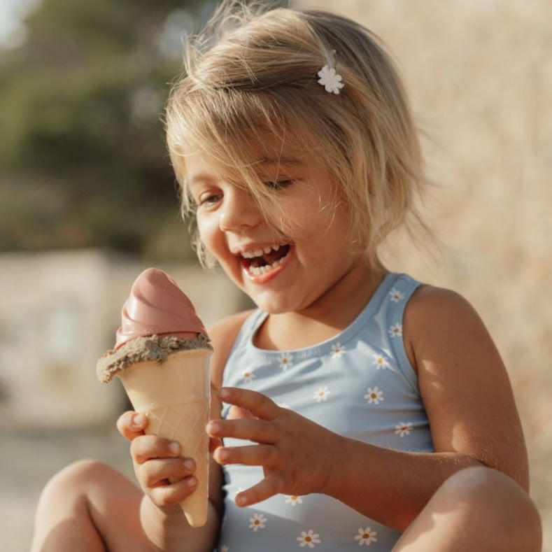 Petit néerlandais: glace à la crème glacée bleu