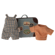 Ubranka dla lalek: bluzka w paski, kratowane ogrodniczki i metalowa walizka, idealne akcesoria dla lalek Maileg.