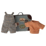 Ubranka dla lalek: bluzka w paski, kratowane ogrodniczki i metalowa walizka, idealne akcesoria dla lalek Maileg.