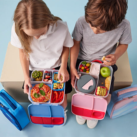 Lunch box B.box New School z wkładem chłodzącym i ruchomymi przegródkami, idealny pojemnik na żywność dla dzieci.