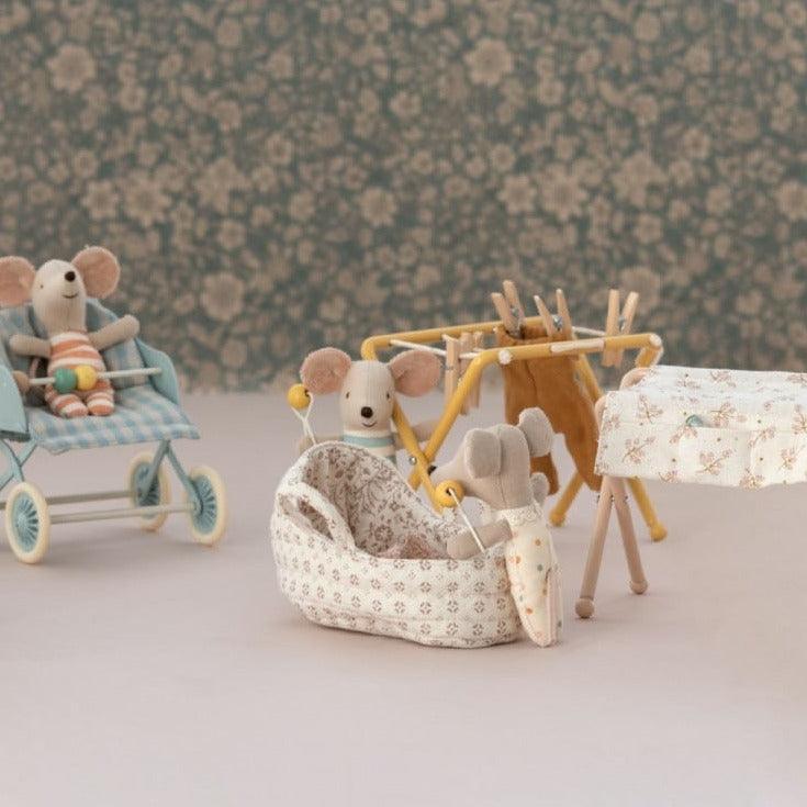 Maileg: nosidełko Carry Cot Baby mouse - Noski Noski