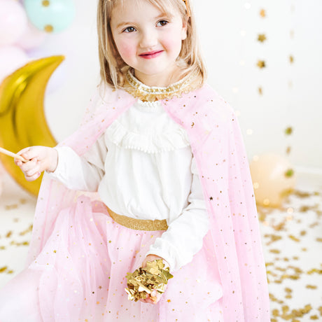 Tiulowa peleryna księżniczki ozdobiona złotymi gwiazdkami, idealna jako dodatek do stroju księżniczki.