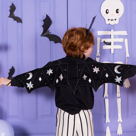 Skrzydła nietoperza Partydeco - idealny strój nietoperza na Halloween dla dzieci, z elastycznymi gumkami i srebrnymi detalami.