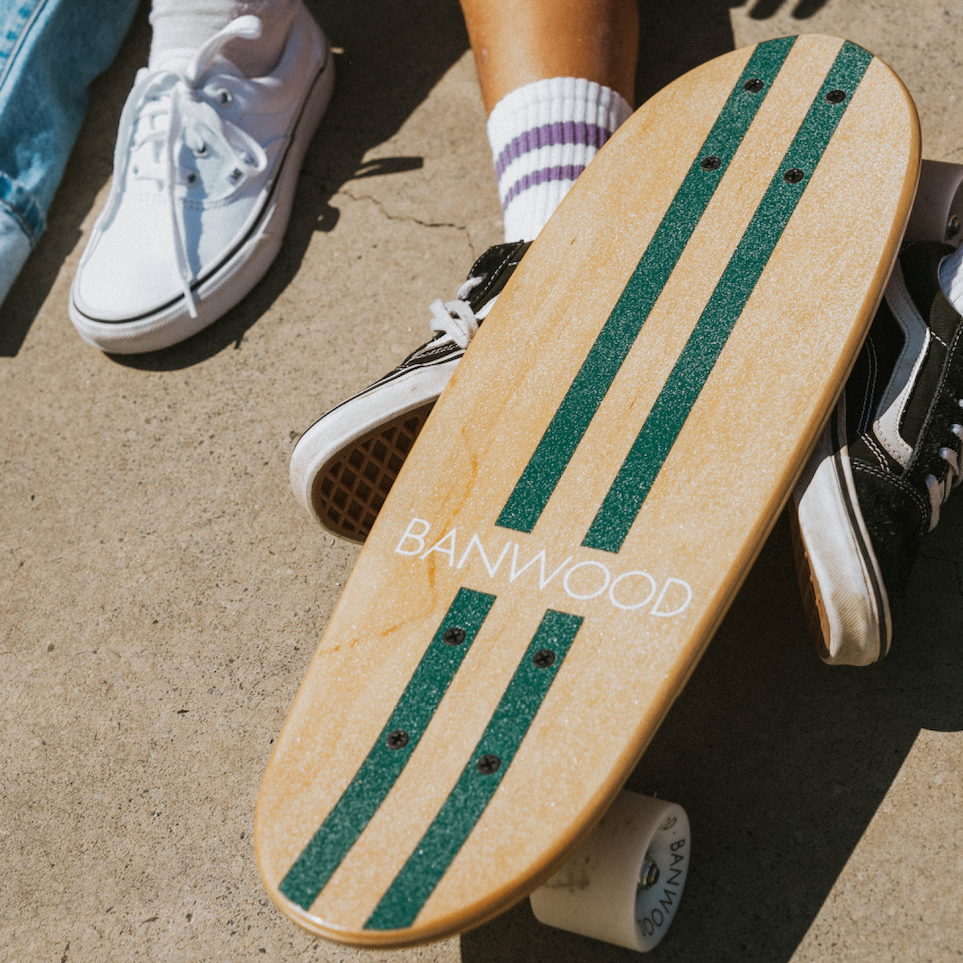 Banwood: Green Skateboard