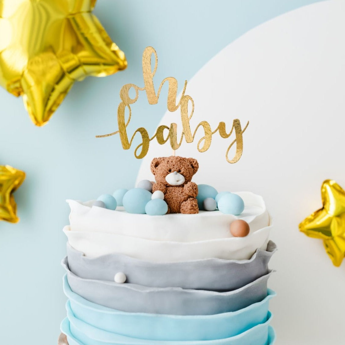 Złoty topper na tort "Oh Baby" od Partydeco, idealny na Baby Shower i powitanie maluszka, drewniany patyczek.