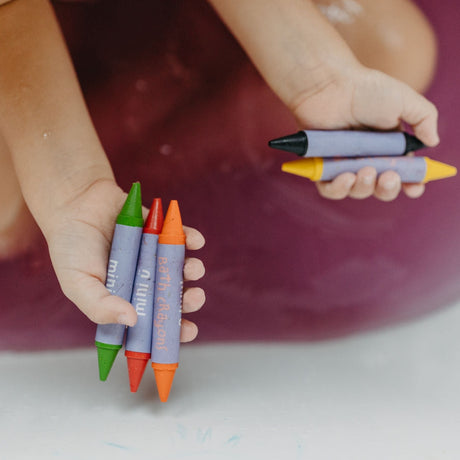 Intensywnie kolorowe kredki do wanny Mini-u Bath Crayons, łatwo zmywalne i bezpieczne dla dzieci oraz alergików.