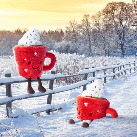 Maskotka Pluszak Jellycat Amuseable Hot Chocolate 19 cm: słodki kubek czekolady z bitą śmietaną, idealny na chłodne dni.