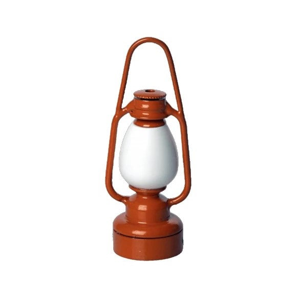 Lampka nocna dla dzieci Maileg Vintage Lantern Orange, ciepłe, przytulne światło do wieczornych zabaw i opowieści.