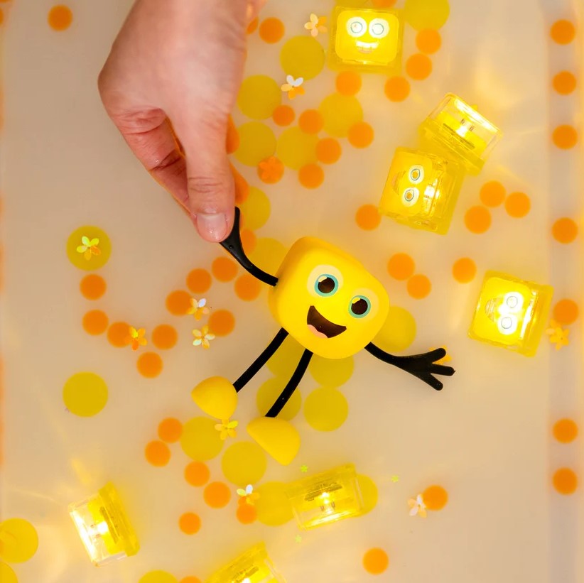 Glo Pals: un chico y cubos sensoriales brillantes a los sensores de juguete sensorial de iluminación de agua