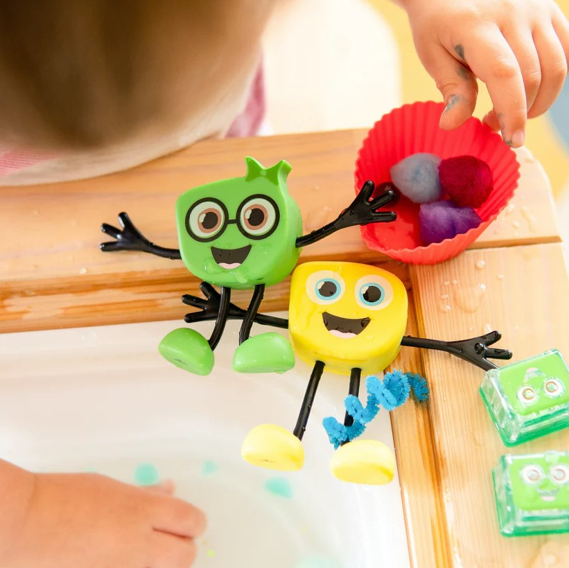 Glo Pals: un chico y cubos sensoriales brillantes a los sensores de juguete sensorial de iluminación de agua
