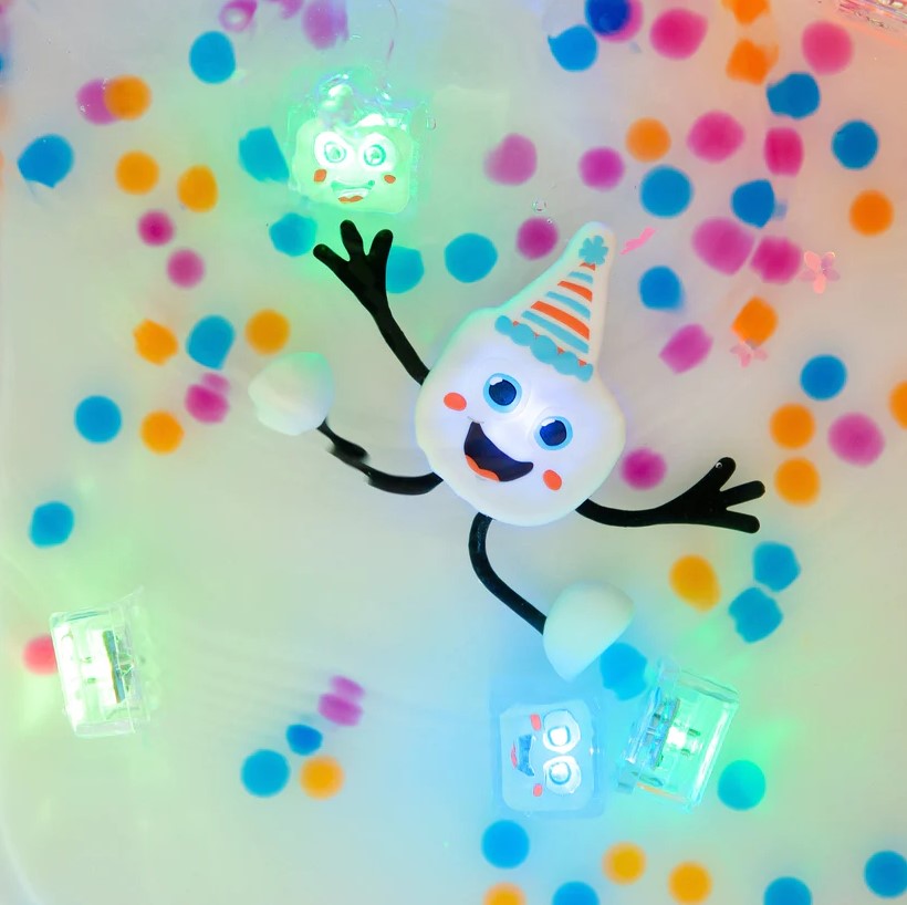 GLO PALS: Ein Mann und ein mehrfarbiger leuchtender sensorischer Würfel zum Water Party Kumpel leuchtet sensorisches Spielzeug