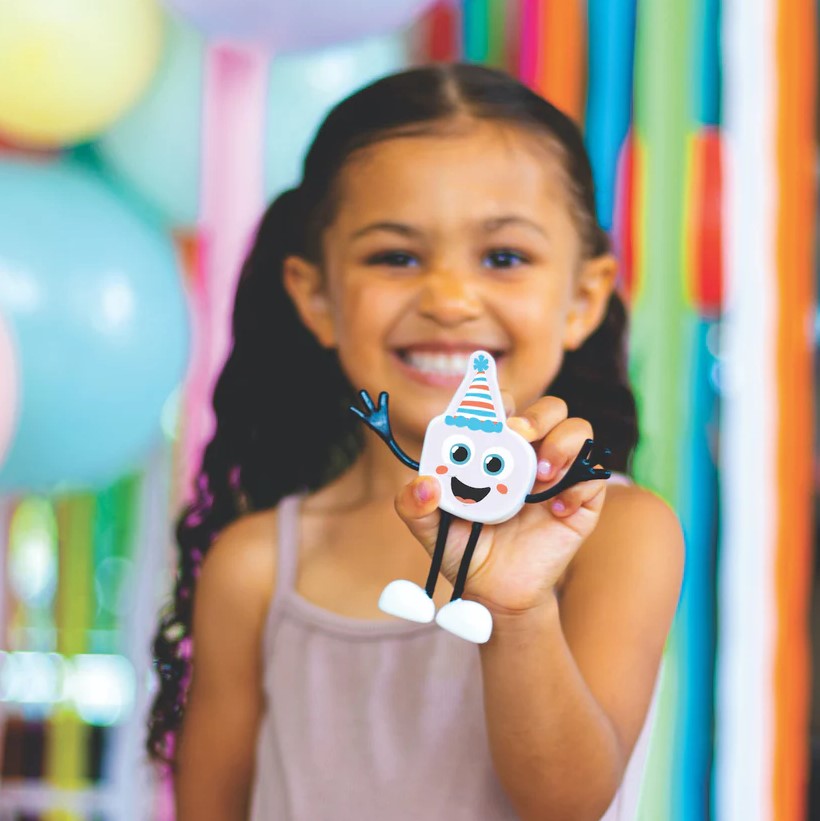 Glo Pals: un chico y cubos sensoriales brillantes multicolores al juguete sensorial iluminado