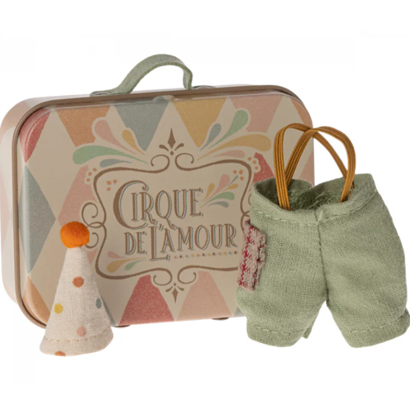 Ubranko dla młodszego brata myszki Maileg Cirque de l'amour w walizce, doskonałe na cyrkowe przygody.