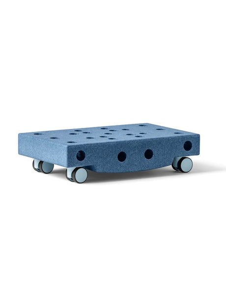 Niebieska deska do balansowania Modu Scooter Board z kółkami i piankowym blokiem rozwijająca motorykę i wyobraźnię dzieci.