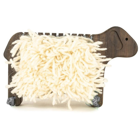 Krosno tkackie dla dzieci Bajo Weaving Sheep Black Oak rozwija zdolności manualne i koncentrację, tworząc miękkie futerko owieczki.