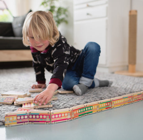 Drewniana gra domino Pociągi od Bs Toys, oferująca 5 sposobów łączenia, rozwija wyobraźnię i logiczne myślenie.