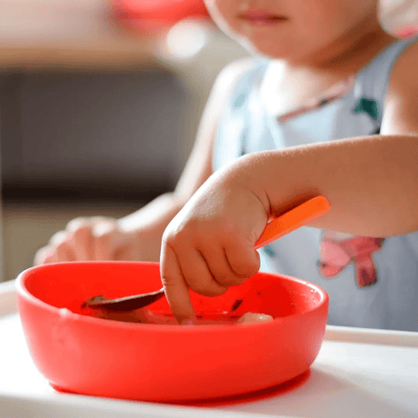 Miseczka dla dzieci Doidy Cup z przyssawką, bezpieczny silikon, minimalizuje wypadanie pokarmu, ułatwia naukę jedzenia.