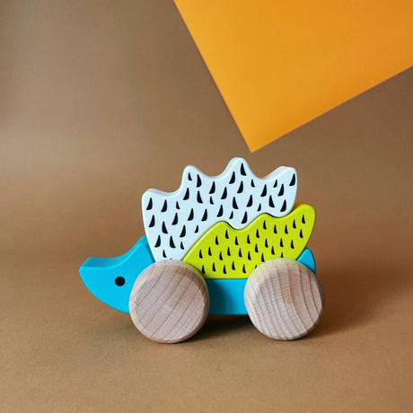 Interaktywny drewniany jeżyk na kółkach, jeż zabawka Bajo Retro, wspiera motorykę dzieci i rozwija wyobraźnię.