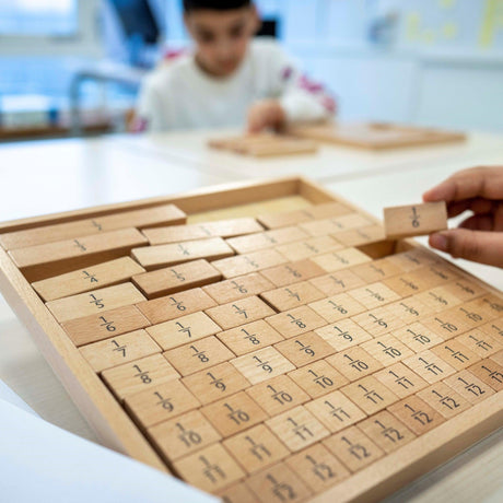 Drewniane klocki Educo Fraction Blocks do nauki ułamków dziesiętnych, idealna pomoc matematyczna dla dzieci.