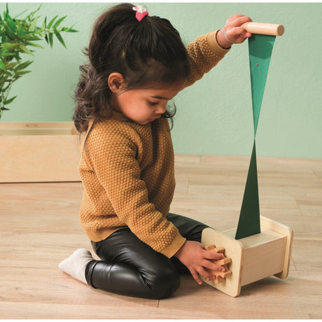 Drewniana zabawka montessori Educo Wind the Fabric rozwijająca motorykę i zmysł przyczyny i skutku dla dzieci.