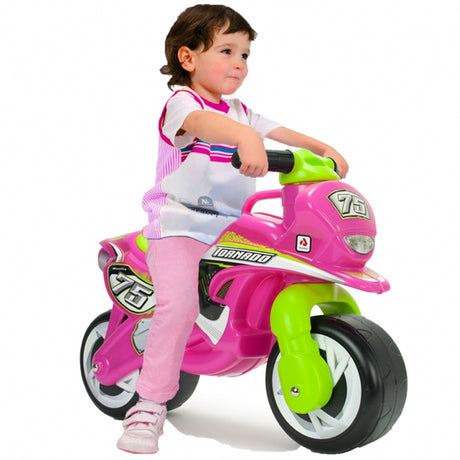 Różowy rowerek biegowy Injusa Thundra, jeździk dla dzieci z dużymi kołami, stabilny i bezpieczny, idealny dla małych motocyklistów.