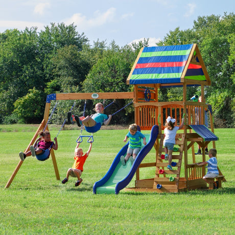 Plac zabaw dla dzieci Backyard Discovery Northbrook z huśtawką, zjeżdżalnią, ścianką wspinaczkową i piaskownicą.