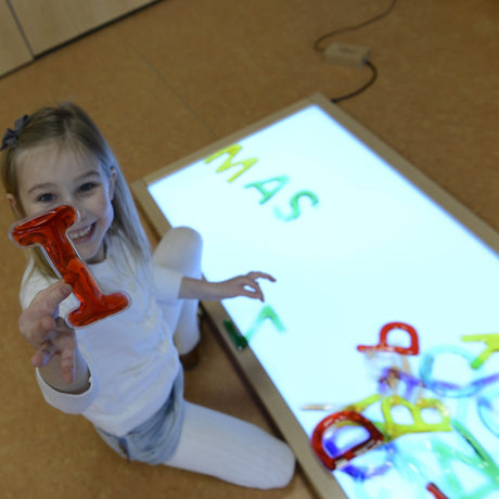 Alfabet Masterkidz Zestaw Literek Cyferek Montessori, kolorowe elementy, nauka liter i cyfr, rozwój sensoryki i koordynacji.