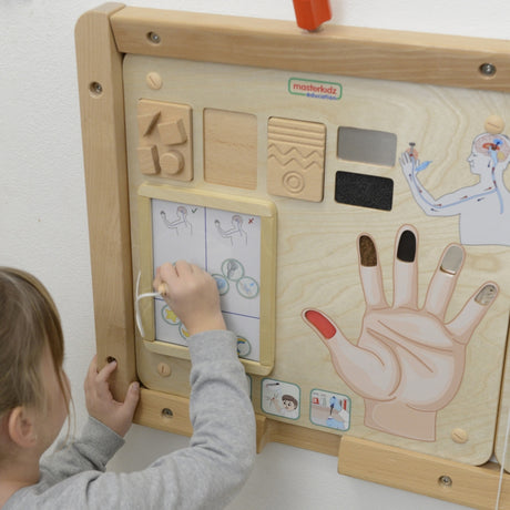 Tablica manipulacyjna Masterkidz Zmysł Dotyku Montessori rozwija sensorykę i motorykę dzieci poprzez różnorodne materiały i kształty.