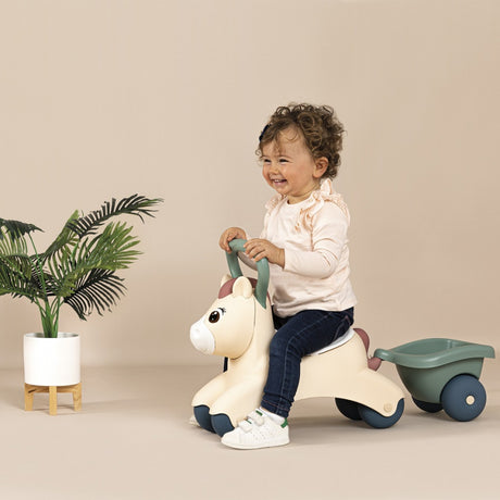 Chodzik dla dziecka Smoby Little Pony Ride-On z przyczepką, jeździk i pchacz wspomagający naukę chodzenia i równowagi.
