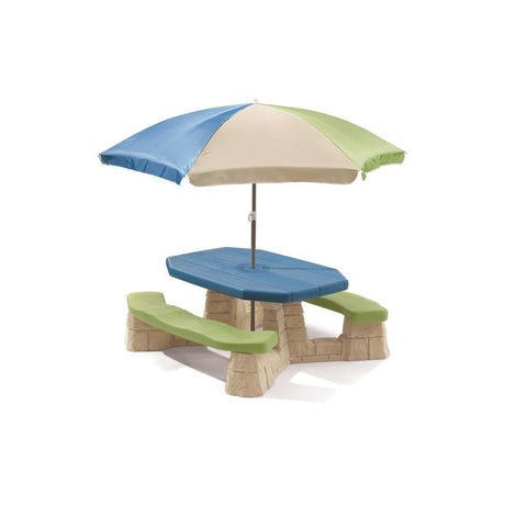 Stolik piknikowy Step2 z parasolem i ławeczkami, trwałe meble ogrodowe dla dzieci na 6 osób, idealne na świeże powietrze.