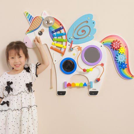 Drewniana tablica manipulacyjna dla dzieci Viga Toys Jednorożec rozwijająca zdolności manualne i sensoryczne.