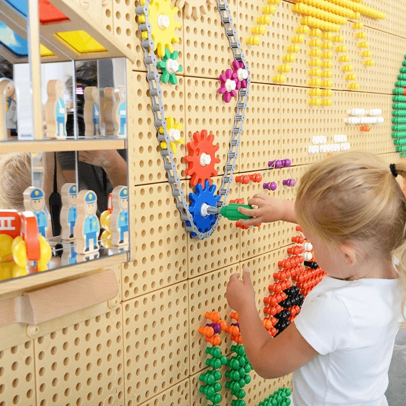 Zestaw klocków konstrukcyjnych Masterkidz z kołami zębatymi dla dzieci do budowy mechanizmów rozwijających kreatywność.