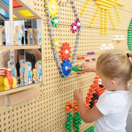 Koła Zębate Masterkidz Trybiki Drewniane - zestaw 79 kolorowych elementów, rozwijający logiczne myślenie i kreatywność dziecka.