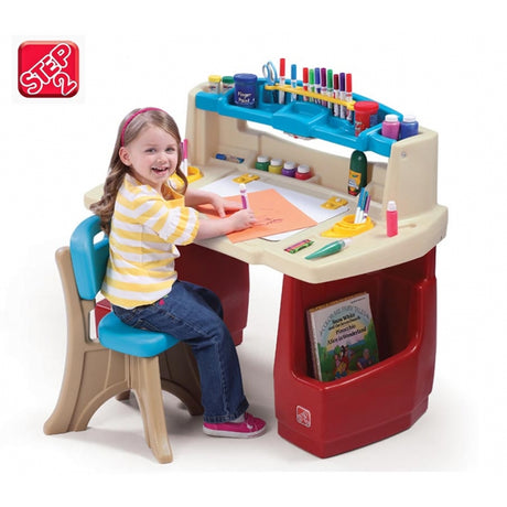 Biurko dla dzieci Step2 Kącik plastyczny edukacyjny Deluxe z organizatorem, ruchomym blatem i lampką oraz krzesełkiem.