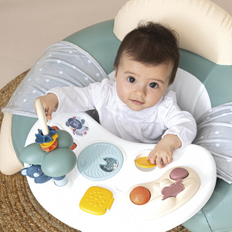 Najlepsza zabawka edukacyjna dla rocznego dziecka: sensoryczne siedzisko Smoby 3w1 z interaktywnym stolikiem aktywności.