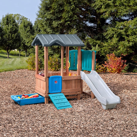 Plac zabaw drewniany z domkiem i zjeżdżalnią Step2 Adventure, idealny dla dzieci, oferuje kreatywną zabawę na świeżym powietrzu