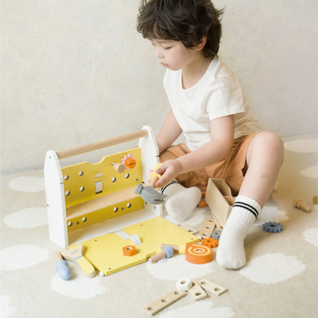 Drewniana skrzynka narzędziowa Classic World Tool Set 15 elementów dla dzieci, zestaw narzędzi, rozwija zdolności manualne.
