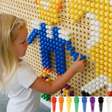 Zestaw 512 kolorowych kołeczków do tablicy STEM Masterkidz do kreatywnej zabawy i tworzenia unikalnych konstrukcji.