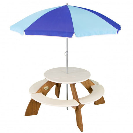 Drewniana piaskownica Axi z ławkami, stołem i parasolem, idealna dla dzieci do zabawy piaskiem i wodą.