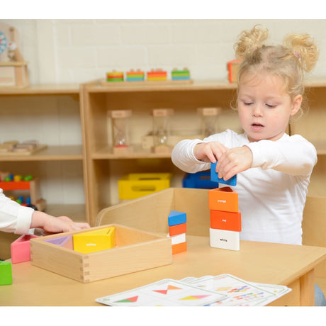 Kolorowe Trójkąty Kubeczki Montessori Masterkidz - klocki edukacyjne: rozwój kreatywności, nauka kolorów, motoryka dla dzieci 2-6 lat.