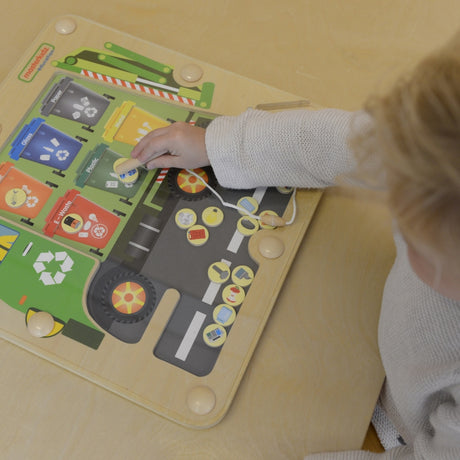 Tablica magnetyczna Montessori dla dzieci - nauka segregacji odpadów i motoryki poprzez zabawę recyklingową ciężarówką.