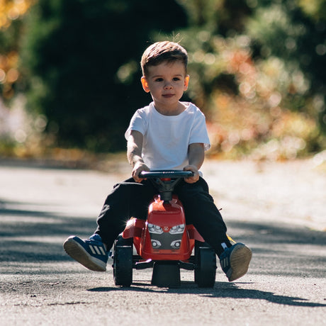 Czerwony traktor dla dzieci Falk Baby Massey Ferguson z przyczepką, klaksonem i akcesoriami, idealny jeździk od 12 miesiąca życia.