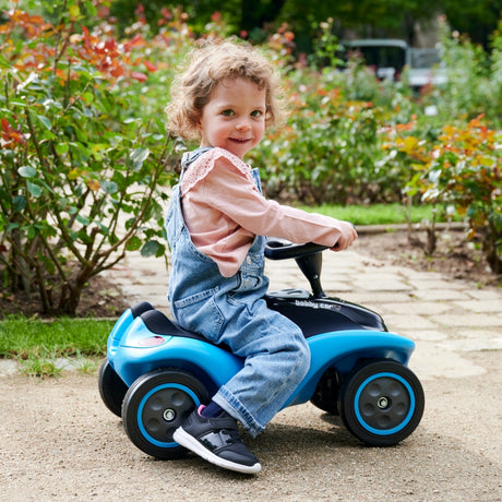 Auta dla dzieci Big Next Blue z klaksonem, światłami LED i odgłosami silnika to idealny jeździk dla małych odkrywców.