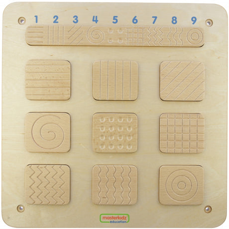 Drewniana tablica manipulacyjna Masterkidz rozwija zmysły dzieci poprzez rozpoznawanie faktur powierzchni.